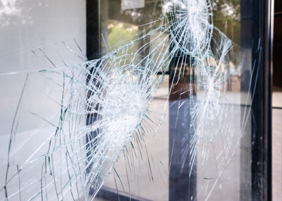 protection-film-securite-vitrine-commerce-brisee