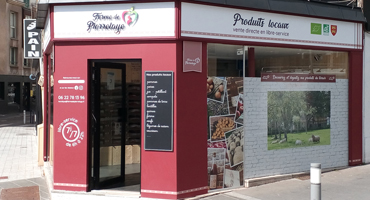 Vitrophanie, vinyle micro-perforées, les adhésifs de vitrine sont parfaits pour habiller vos vitrines et mettre en valeur vos produits et vos services.